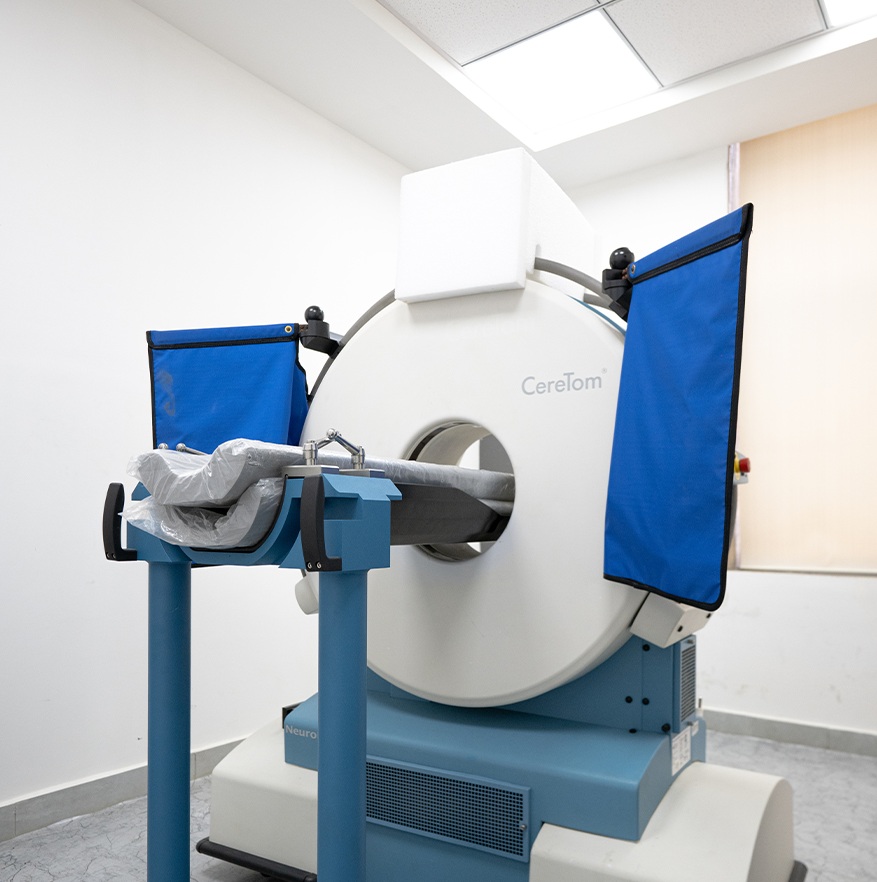 CT scanner and examination table pictured in the Sunjog brochure
